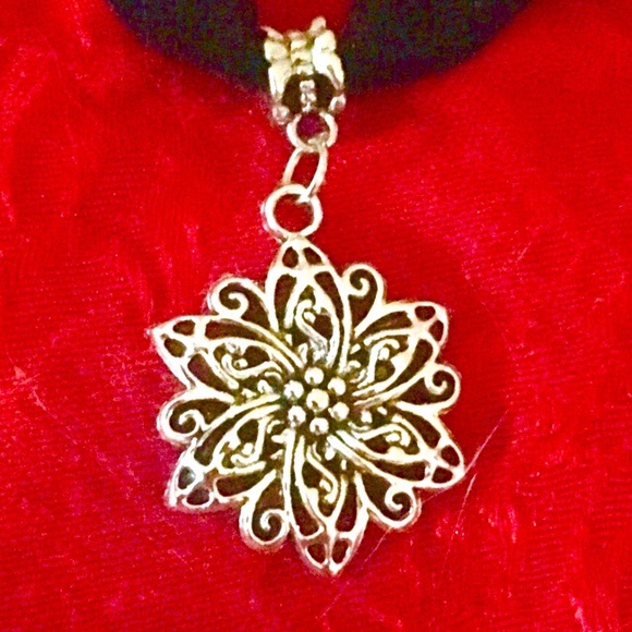 Jewelry - Silver Poinsettia Christmas Flower Pendant Black Velvet Choker Necklace Floral